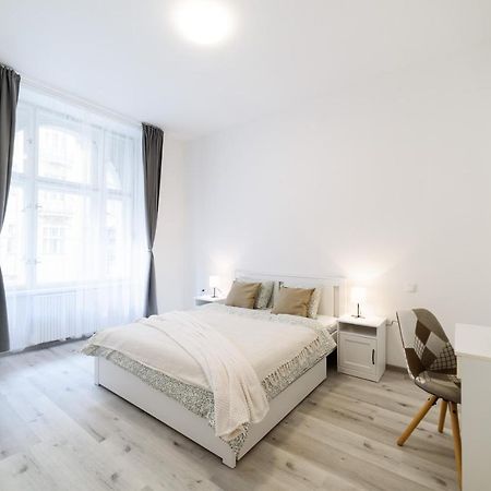 New Apartments Near Dancing House Praga Exterior foto